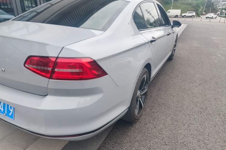Used Volkswagen Magotan 2017 330TSI DSG Leading Model Right Rear Taillight