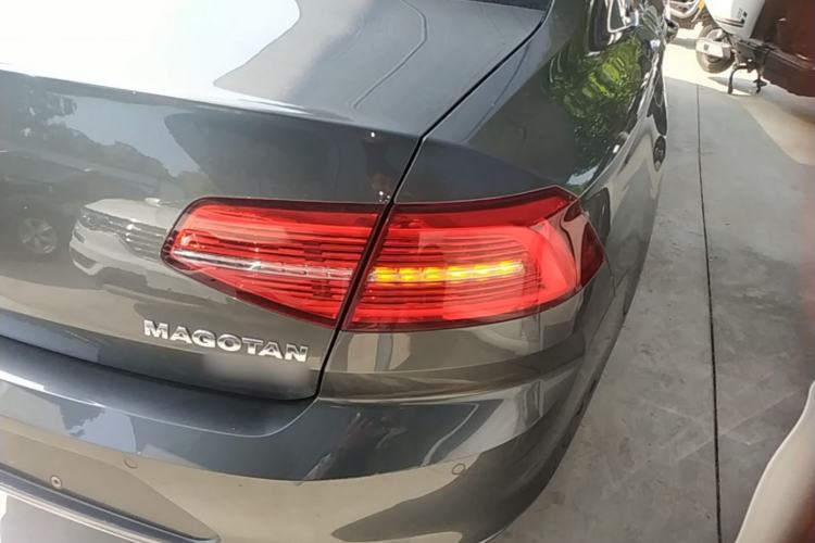 Used Volkswagen Magotan 2017 380TSI DSG Luxury Model Right Rear Taillight