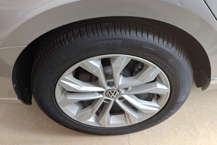 Used Volkswagen Magotan 2017 330TSI DSG Luxury Model Right Rear Wheel Hub