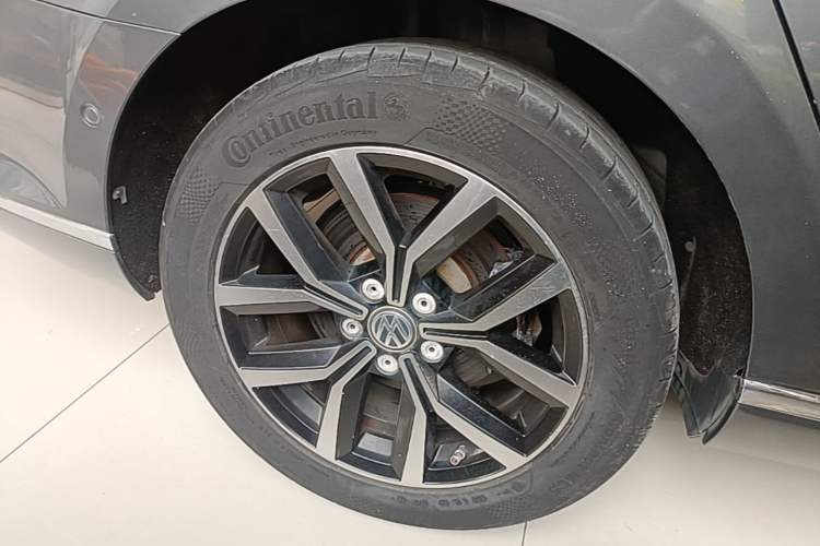 Used Volkswagen Magotan 2017 330TSI DSG Luxury Model Right Rear Wheel Hub