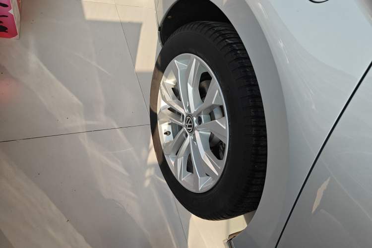 Used Volkswagen Magotan 2017 330TSI DSG Luxury Model Right Rear Wheel Hub