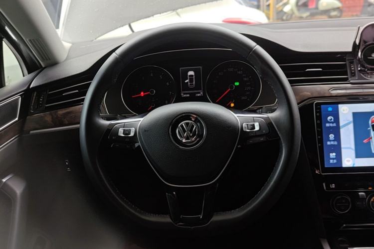 Used Volkswagen Magotan 2017 330TSI DSG Luxury Model Steering Wheel
