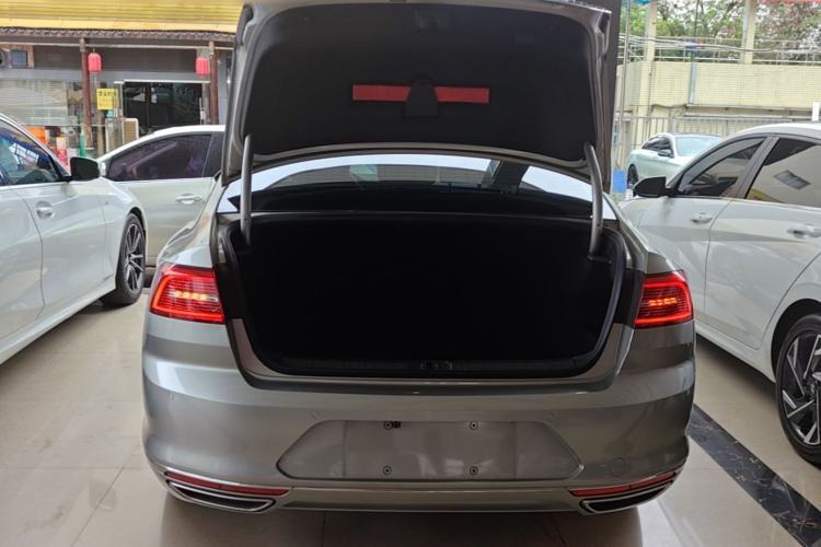 Used Volkswagen Magotan 2017 330TSI DSG Luxury Model Trunk