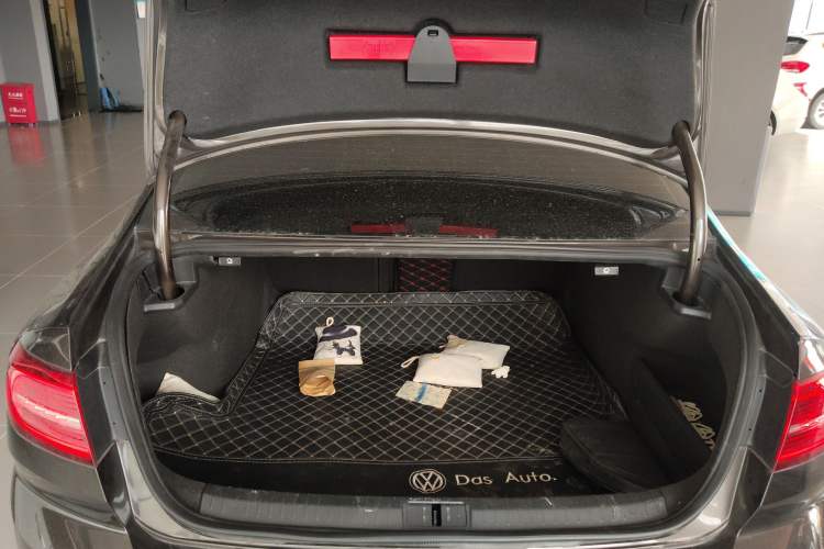 Used Volkswagen Magotan 2017 330TSI DSG Luxury Model Trunk