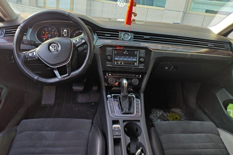Used Volkswagen Magotan 2017 330TSI DSG Luxury Model Center Console