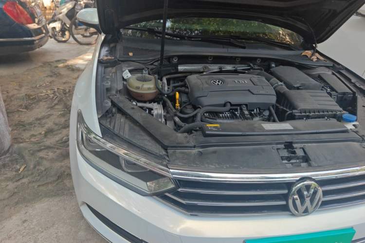 Used Volkswagen Magotan 2017 330TSI DSG Luxury Model Engine Bay Right