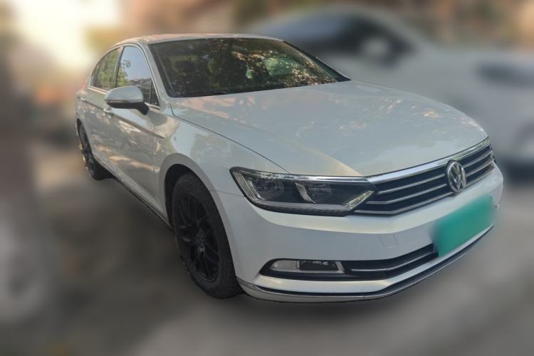 Used Volkswagen Magotan 2017 330TSI DSG Luxury Model Front Right 45 Deg
