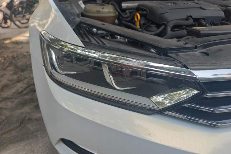 Used Volkswagen Magotan 2017 330TSI DSG Luxury Model Right Front Headlight