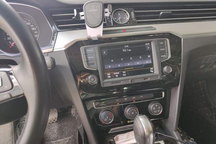 Used Volkswagen Magotan 2017 330TSI DSG Leading Model Audio And AC Panel