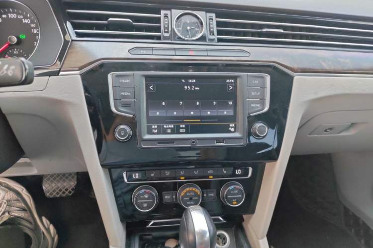 Used Volkswagen Magotan 2017 330TSI DSG Luxury Model Audio And AC Panel