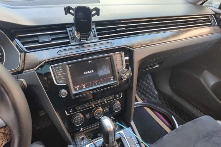 Used Volkswagen Magotan 2017 380TSI DSG Luxury Model Audio And AC Panel
