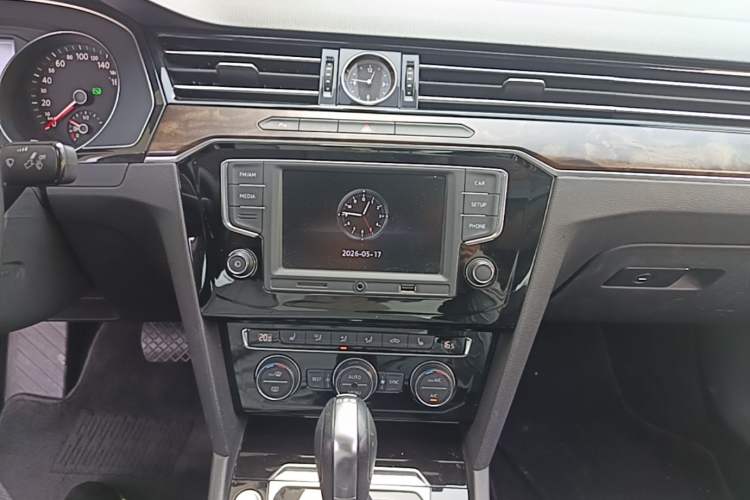 Used Volkswagen Magotan 2017 330TSI DSG Luxury Model Audio And AC Panel