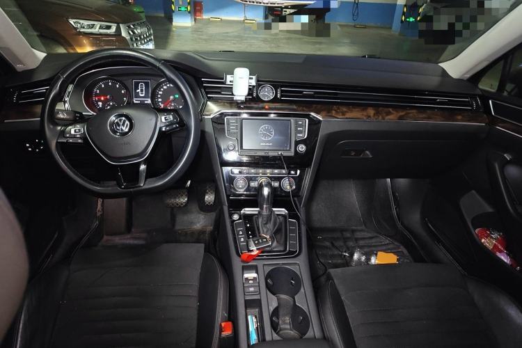 Used Volkswagen Magotan 2017 330TSI DSG Luxury Model Center Console