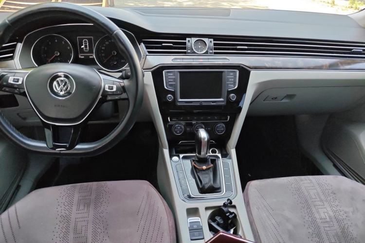 Used Volkswagen Magotan 2017 330TSI DSG Luxury Model Center Console