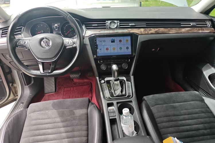 Used Volkswagen Magotan 2017 330TSI DSG Luxury Model Center Console