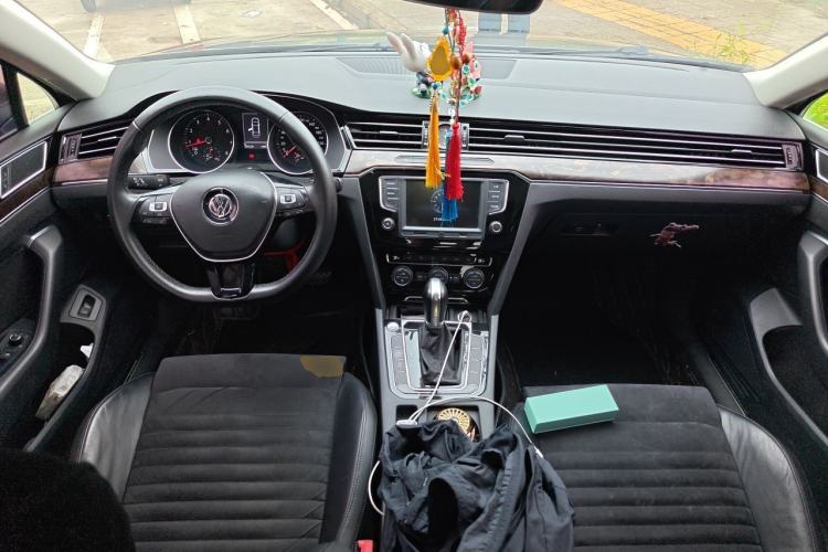 Used Volkswagen Magotan 2017 330TSI DSG Luxury Model Center Console