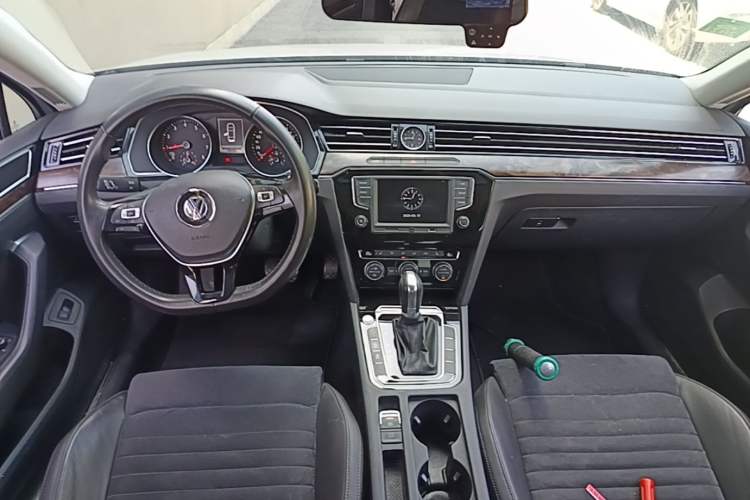 Used Volkswagen Magotan 2017 330TSI DSG Luxury Model Center Console