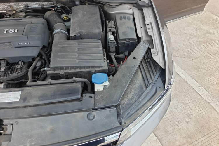 Used Volkswagen Magotan 2017 330TSI DSG Luxury Model Engine Bay Left