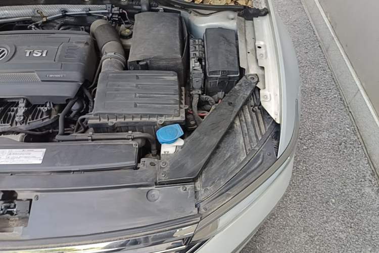 Used Volkswagen Magotan 2017 330TSI DSG Luxury Model Engine Bay Left