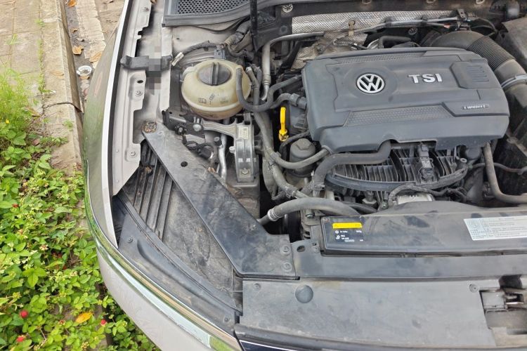 Used Volkswagen Magotan 2017 330TSI DSG Luxury Model Engine Bay Right