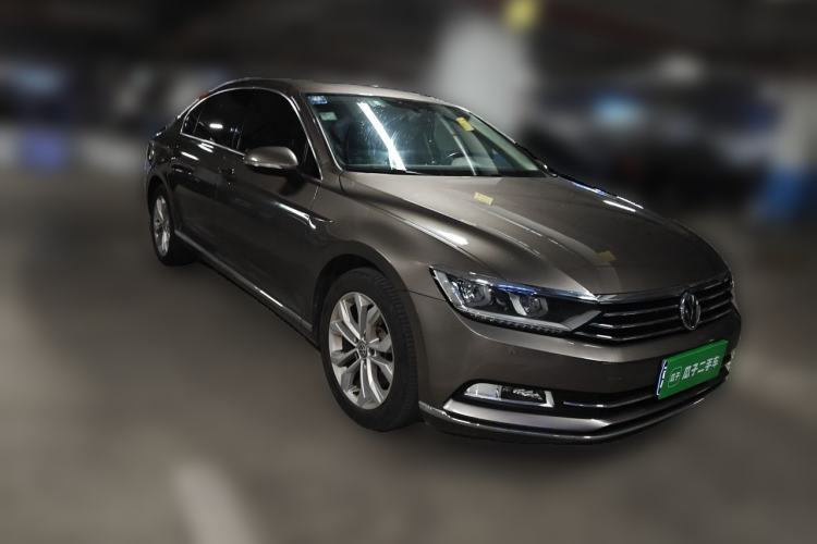 Used Volkswagen Magotan 2017 330TSI DSG Luxury Model Front Right 45 Deg