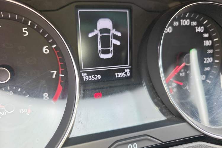 Used Volkswagen Magotan 2017 330TSI DSG Luxury Model Odometer Close Up