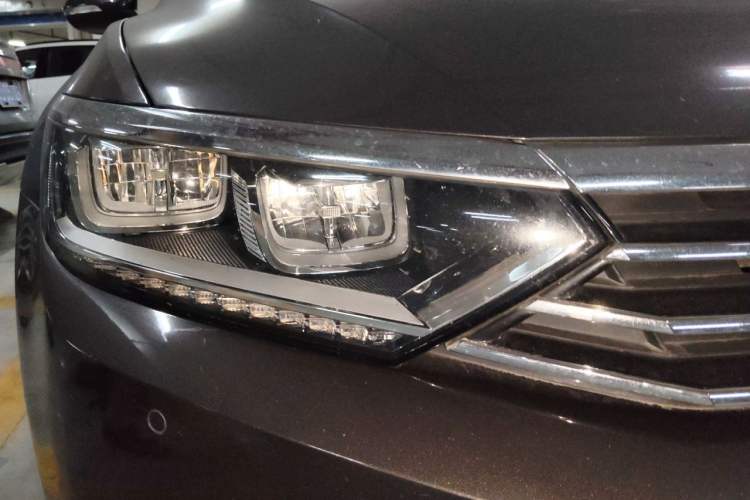 Used Volkswagen Magotan 2017 330TSI DSG Luxury Model Right Front Headlight