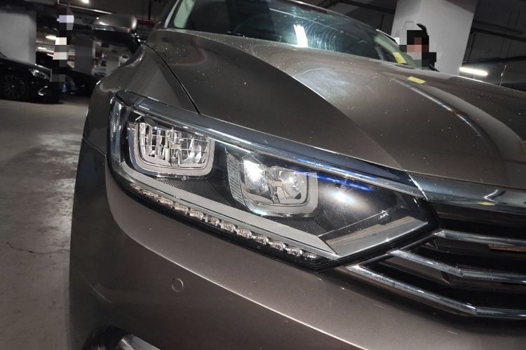 Used Volkswagen Magotan 2017 330TSI DSG Luxury Model Right Front Headlight