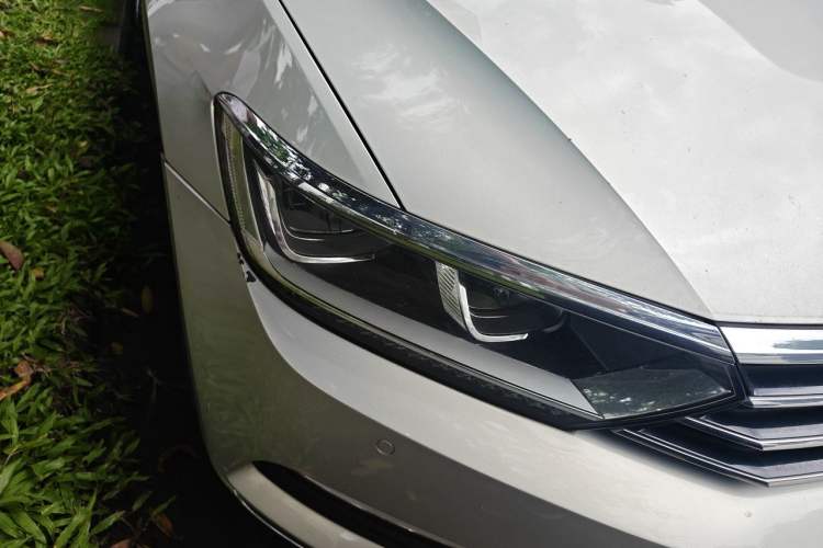 Used Volkswagen Magotan 2017 330TSI DSG Luxury Model Right Front Headlight