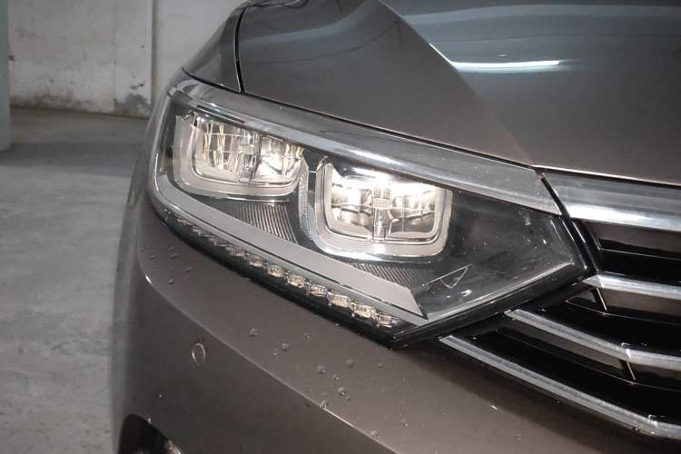 Used Volkswagen Magotan 2017 330TSI DSG Luxury Model Right Front Headlight