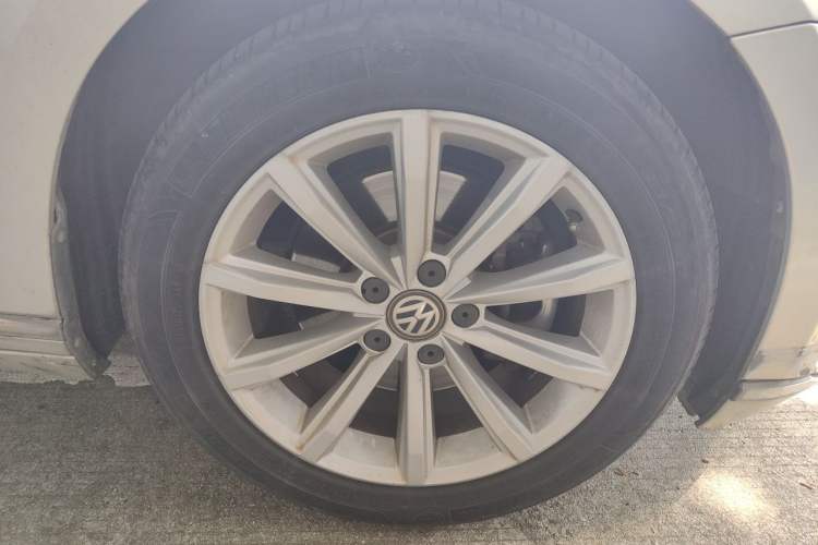 Used Volkswagen Magotan 2017 330TSI DSG Leading Model Right Front Wheel Hub
