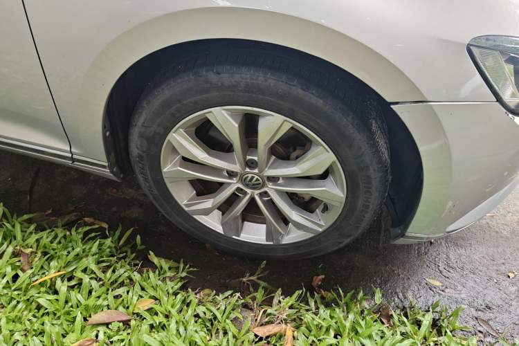 Used Volkswagen Magotan 2017 330TSI DSG Luxury Model Right Front Wheel Hub