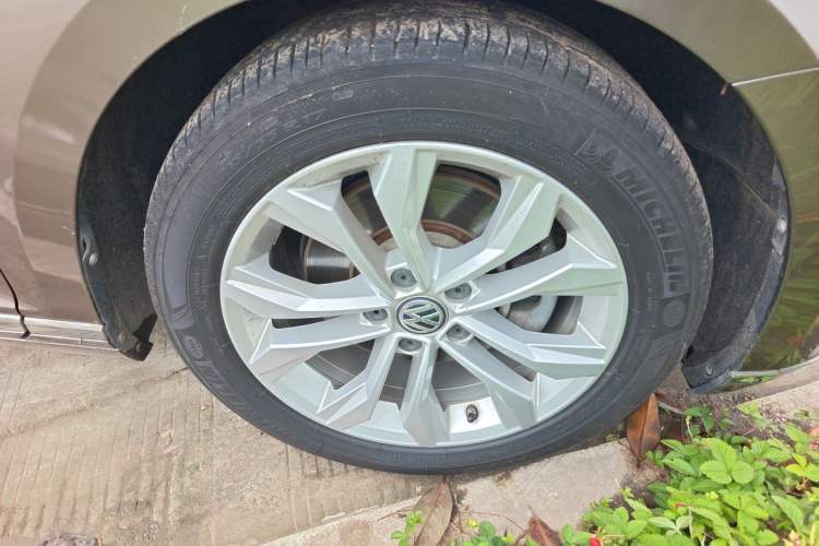 Used Volkswagen Magotan 2017 330TSI DSG Luxury Model Right Front Wheel Hub
