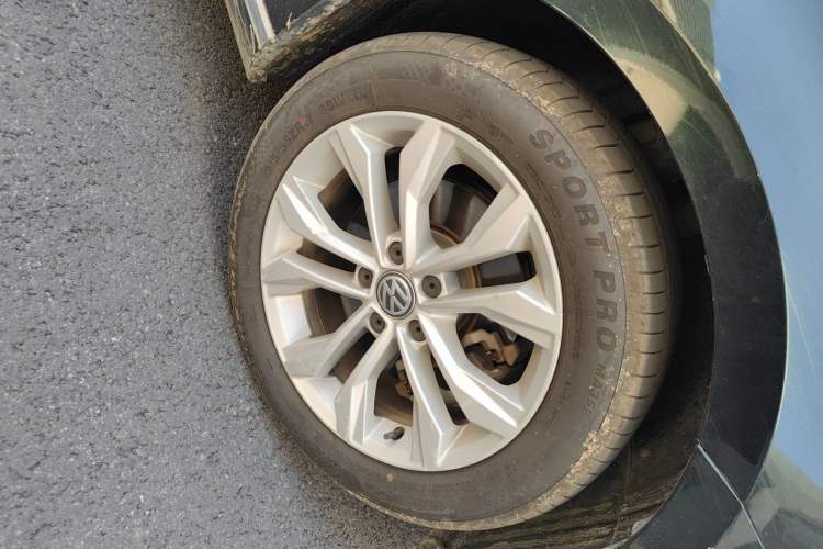 Used Volkswagen Magotan 2017 380TSI DSG Luxury Model Right Front Wheel Hub