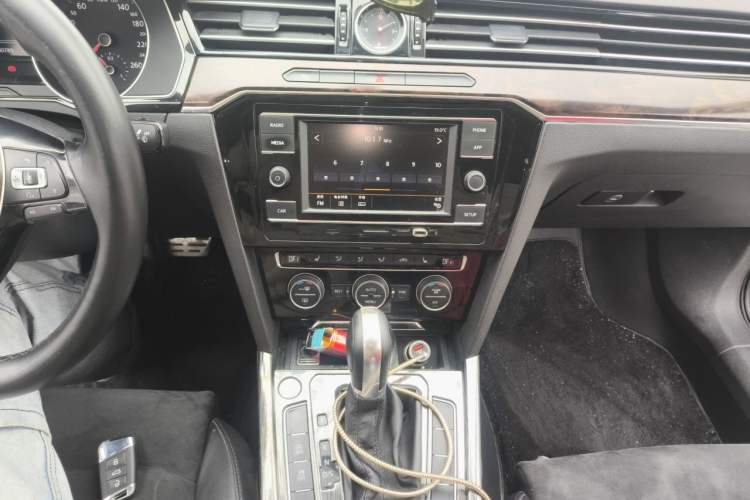 Used Volkswagen Magotan 2017 330TSI DSG Luxury Model Audio And AC Panel