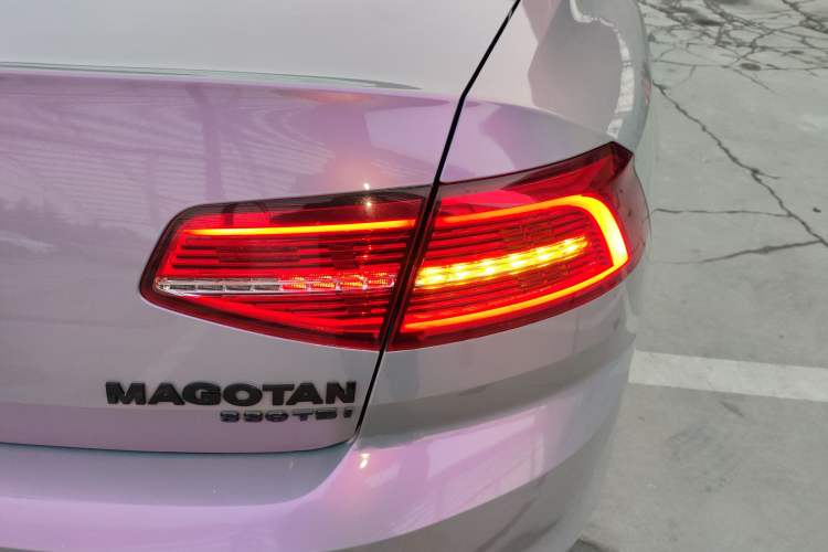Used Volkswagen Magotan 2017 330TSI DSG Luxury Model Right Rear Taillight