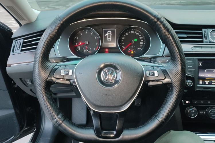 Used Volkswagen Magotan 2017 330TSI DSG Luxury Model Steering Wheel