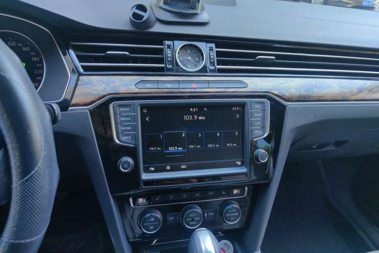 Used Volkswagen Magotan 2017 380TSI DSG Prestige Edition Audio And AC Panel