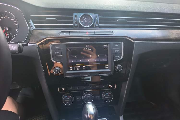 Used Volkswagen Magotan 2017 330TSI DSG Luxury Model Audio And AC Panel