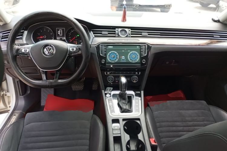 Used Volkswagen Magotan 2017 330TSI DSG Luxury Model Center Console