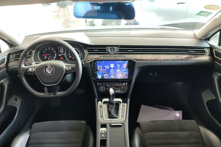 Used Volkswagen Magotan 2017 330TSI DSG Luxury Model Center Console