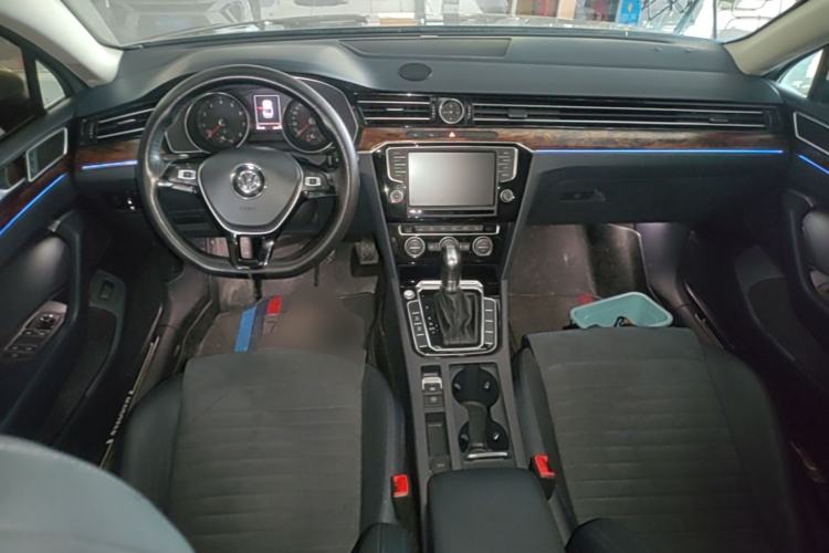 Used Volkswagen Magotan 2017 330TSI DSG Luxury Model Center Console
