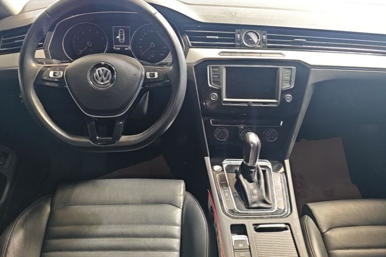 Used Volkswagen Magotan 2017 330TSI DSG Leading Model Center Console