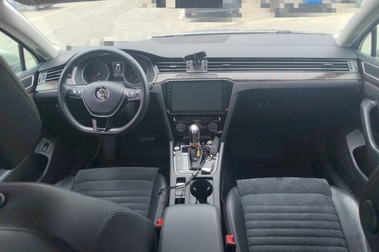 Used Volkswagen Magotan 2017 330TSI DSG Luxury Model Center Console