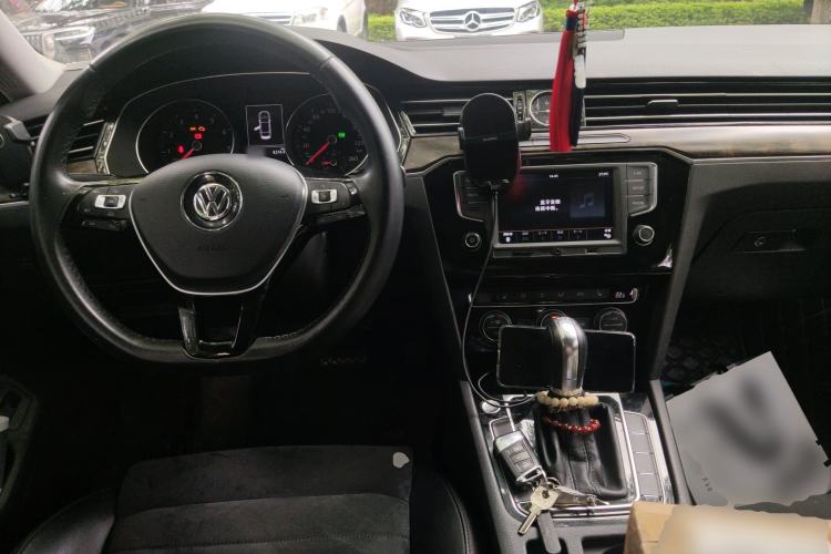Used Volkswagen Magotan 2017 330TSI DSG Luxury Model Center Console