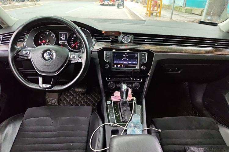 Used Volkswagen Magotan 2017 330TSI DSG Luxury Model Center Console