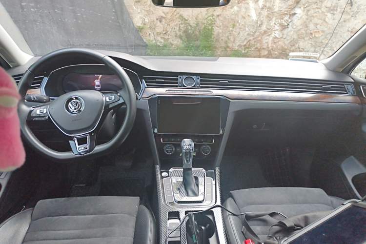 Used Volkswagen Magotan 2017 330TSI DSG Luxury Model Center Console