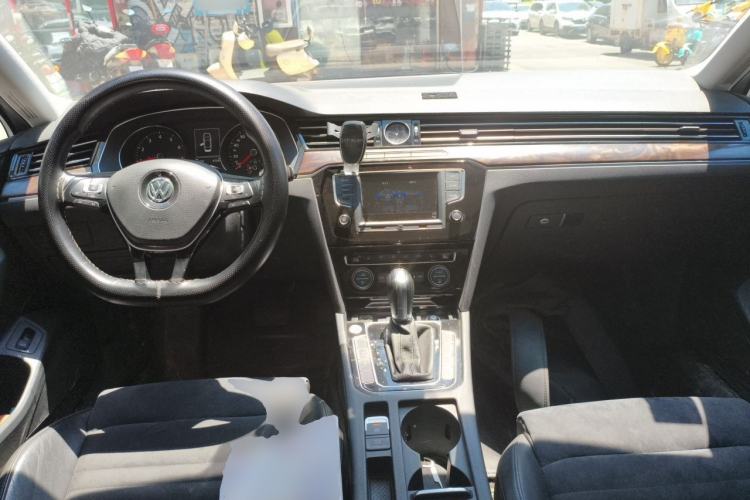 Used Volkswagen Magotan 2017 330TSI DSG Luxury Model Center Console