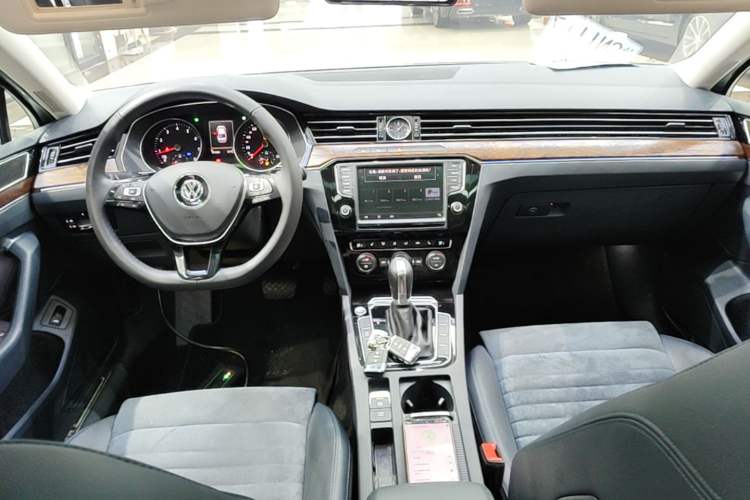 Used Volkswagen Magotan 2017 330TSI DSG Luxury Model Center Console