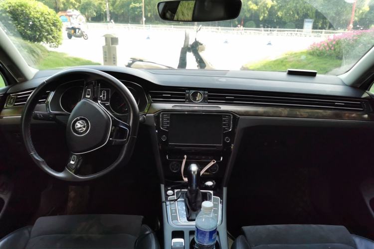 Used Volkswagen Magotan 2017 330TSI DSG Luxury Model Center Console